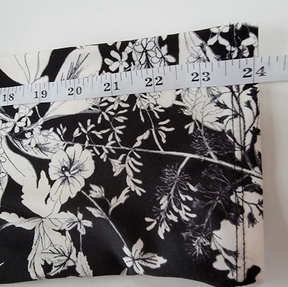 EUC Emaline Black and White Floral Vneck Tunic Top Size 1X - Picture 6 of 7